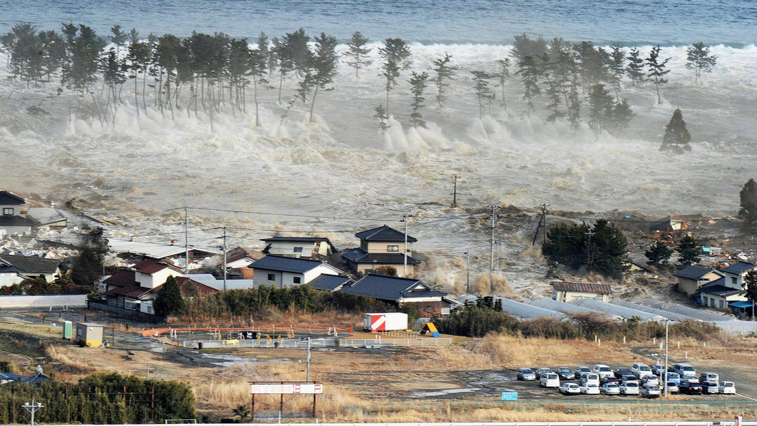 Una barca de pesca arrastrada por el tsunami de 2011 vuelve a las costas de Japón casi 10 años después