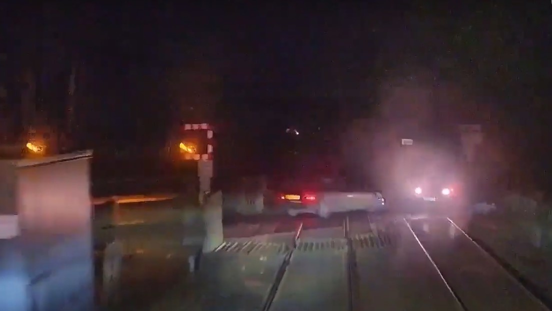 VIDEO: Momento en el que un tren casi choca con dos coches en un paso a nivel