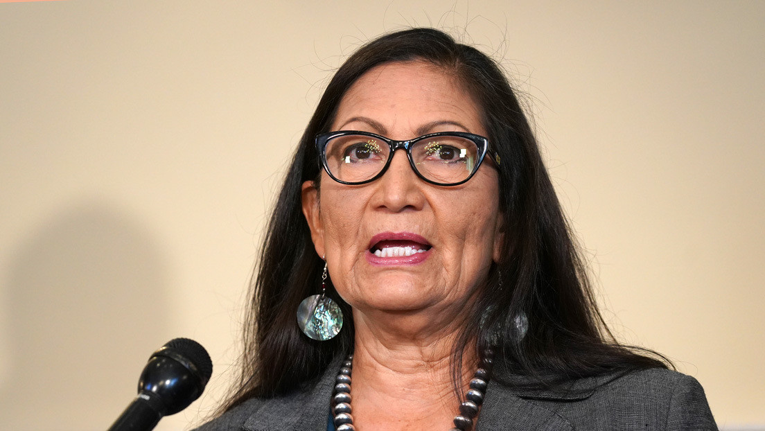 Reportan la designación de Deb Haaland como secretaria del Interior de Biden, la primera mujer indígena en ocupar el cargo