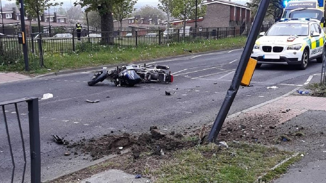 VIDEO: Un conductor embiste su motocicleta robada y mata a uno de los ladrones