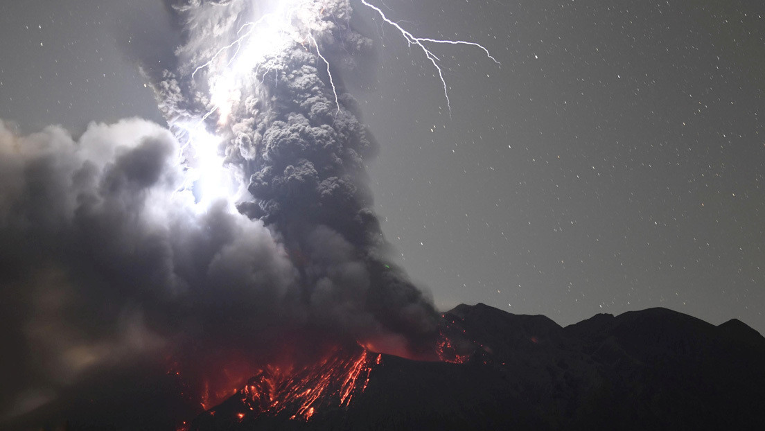 El momento exacto en que un relámpago impacta sobre el cráter de un volcán en plena erupción
