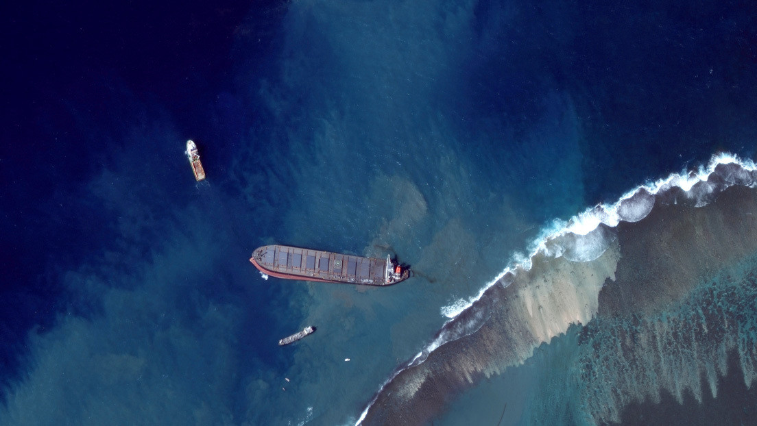 El masivo derrame de petróleo del barco japonés en Mauricio se debió a que la tripulación buscaba una mejor señal telefónica, según los propietarios