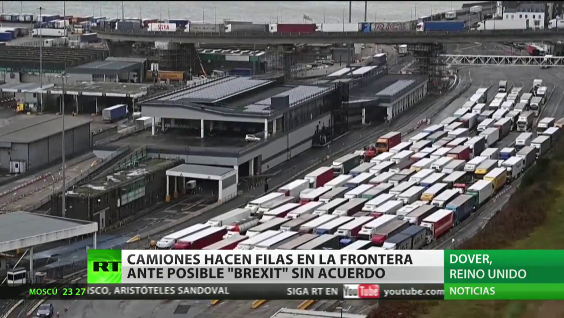 Camiones hacen fila en la frontera británica ante posible Brexit sin acuerdo