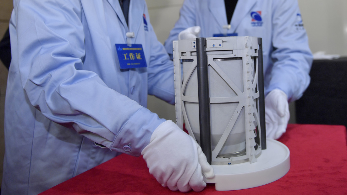VIDEO: Abren la cápsula de retorno de la Chang'e-5 y sacan el contenedor con las primeras muestras lunares traídas a la Tierra en 44 años