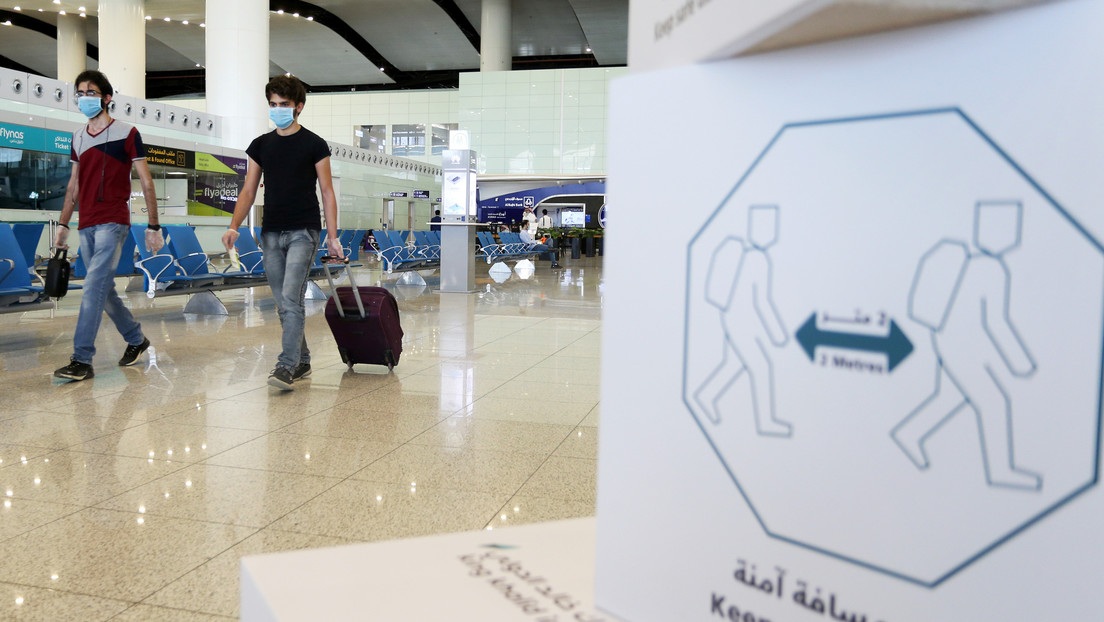 Arabia Saudita prohíbe todos los vuelos comerciales internacionales y cierra los puertos y fronteras ante la nueva variante del coronavirus