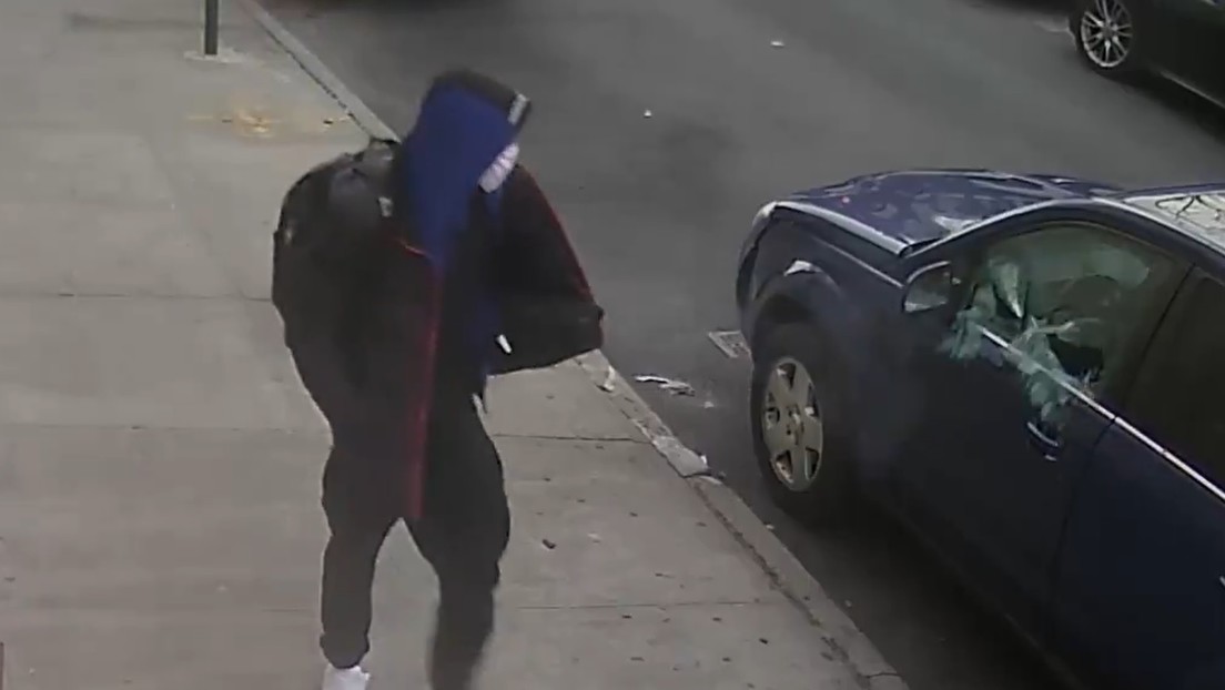 VIDEO: Momento en el que un hombre tirotea a quemarropa un coche con 2 personas dentro en Nueva York sin ninguna razón aparente