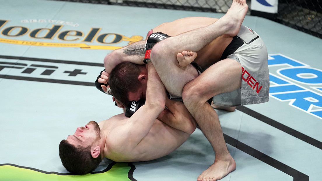 VIDEO: Vence a su rival al convertir una patada en la cabeza en un doloroso 'triángulo' volador y consigue su primera victoria en la UFC
