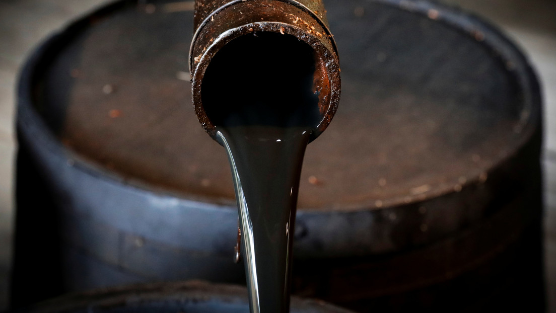 Los precios del petróleo caen en medio de los temores por un coronavirus "fuera de control"