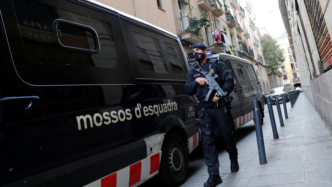 VIDEO: Vecinos se cuelan por el balcón de una casa con una escalera para desalojar a dos 'okupas' en España