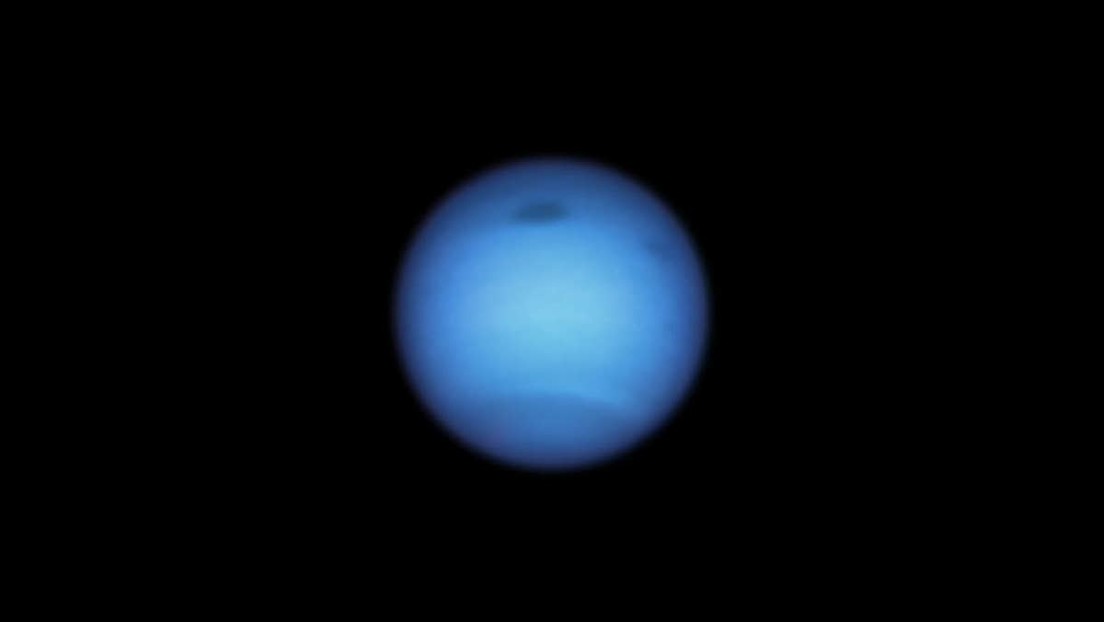 Extrañas manchas oscuras en la superficie de Neptuno intrigan a los científicos