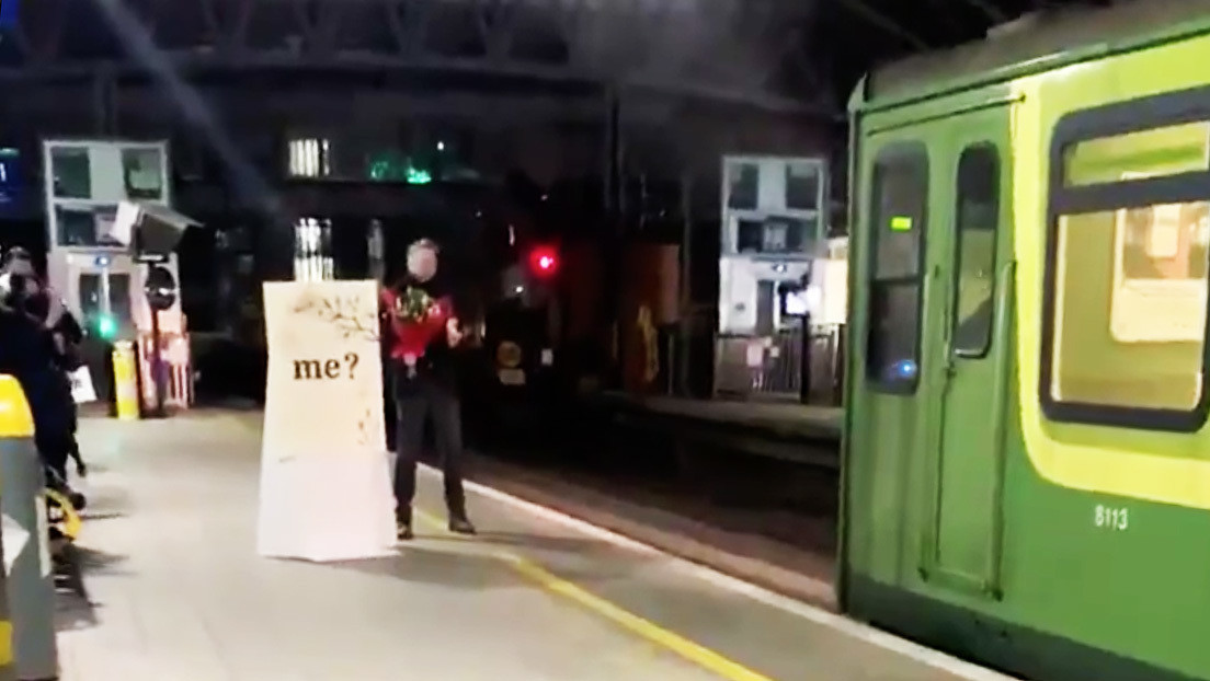 Un hombre le propone matrimonio a su novia maquinista cuando baja del tren (VIDEOS)
