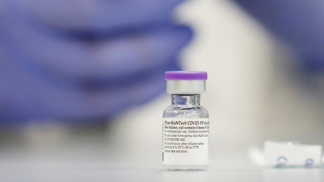 Un farmacéutico recibe accidentalmente 4 dosis de la vacuna de Pfizer contra el covid-19