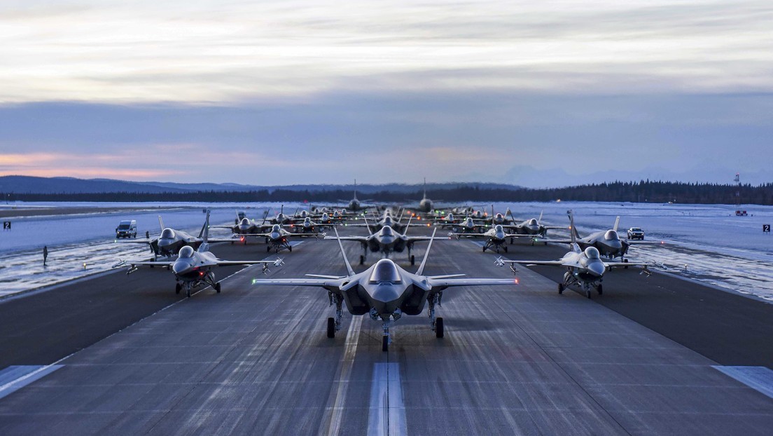 VIDEO: Aviones de la Fuerza Aérea de EE.UU. despegan en masa desde Alaska y a escasos kilómetros de las fronteras con Rusia