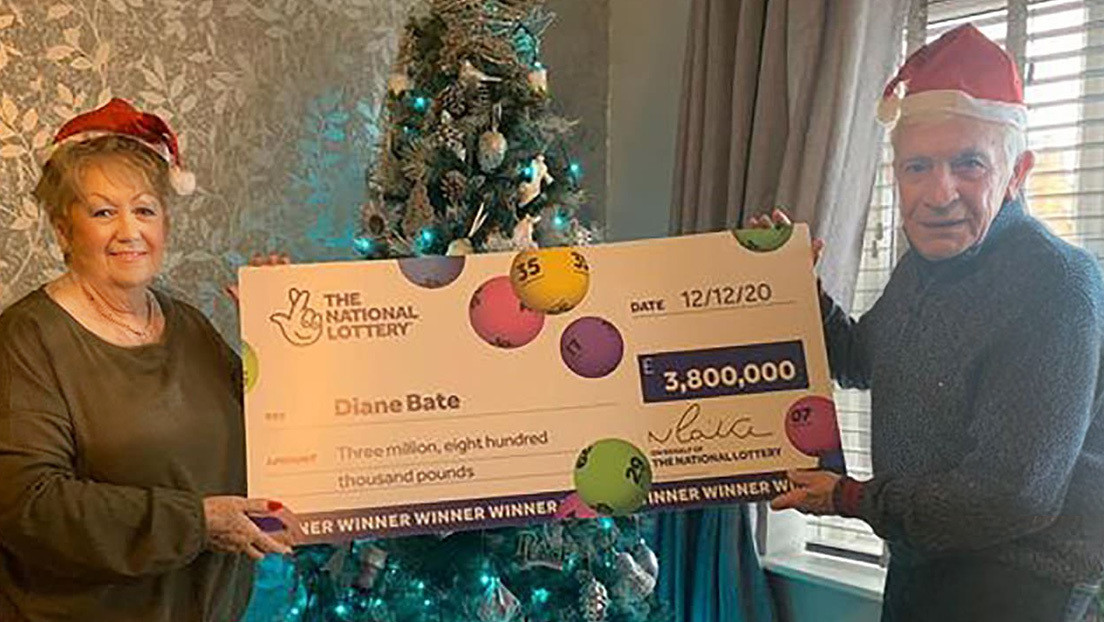 Una jubilada gana a la lotería un premio de más de 5 millones de dólares, pero advierte que no despilfarrará durante la Navidad