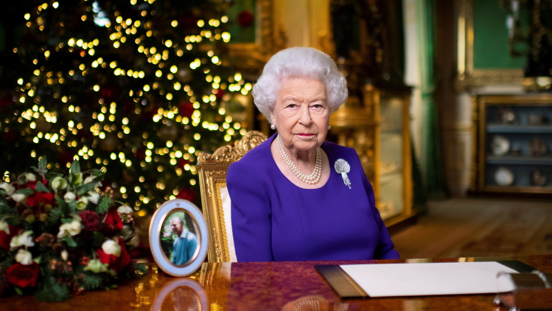 "Todo lo que quieren es un simple abrazo": El emotivo discurso navideño de la Isabel II en el año del covid-19