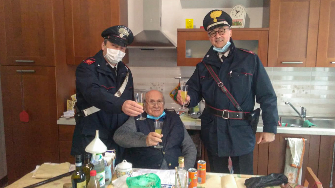 Un italiano de 94 años llama a la Policía en Navidad porque se sentía solo (y los carabineros cumplieron su deseo)