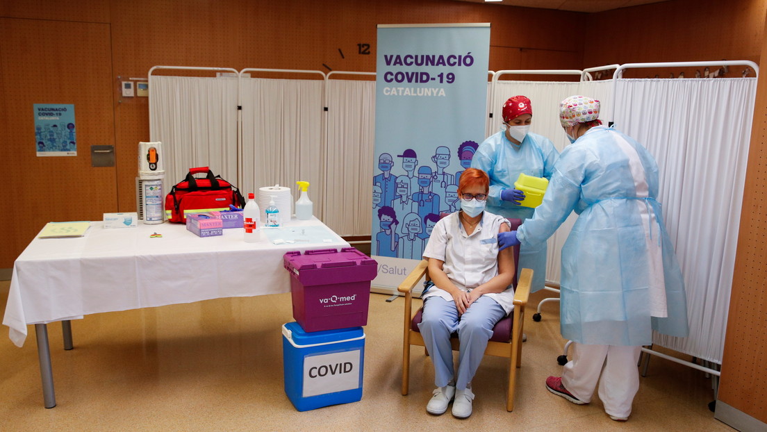 La primera enfermera en inyectar la vacuna contra el covid-19 en España: "Cuanta más gente nos vacunemos, antes terminaremos con esta pesadilla"