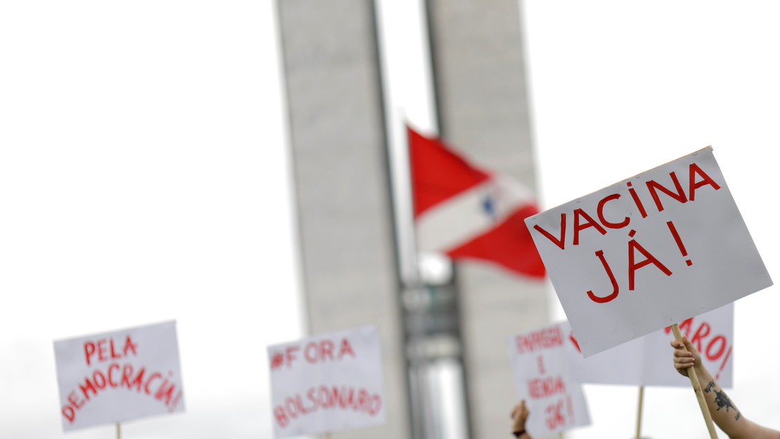 Bolsonaro dice que son los laboratorios los que deben estar "interesados en vender" vacunas a su Gobierno