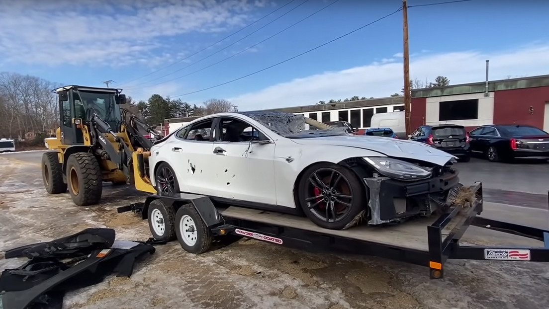 Un 'youtuber' decide convertir un Tesla Model S en un coche de gasolina