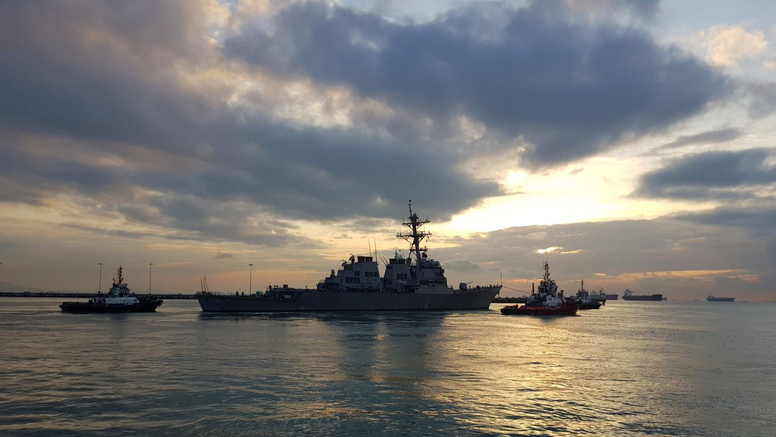 Dos destructores de la Marina de EE.UU. navegan por el estrecho de Taiwán
