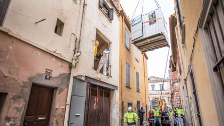 FOTOS: Rescatistas franceses utilizan una grúa para evacuar de su hogar a un hombre de casi 300 kilos
