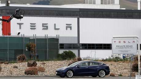 Musk advierte de que las acciones de Tesla pueden "ser aplastadas como un suflé bajo un mazo" y alienta a controlar los gastos de la empresa