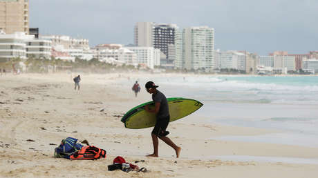Un alcalde texano viaja de vacaciones a México y desde allí pide a sus ciudadanos quedarse en casa para combatir el covid-19