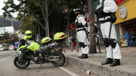 Graban cómo un policía colombiano levanta a un detenido agarrándolo por el cuello y lo lanza con fuerza contra una pared en comisaría