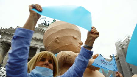 De la conspiración del FMI a citas del 'Señor de los Anillos': los argumentos en contra de la legalización del aborto en Argentina