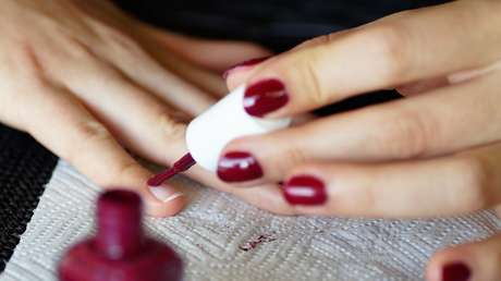 Un chico se venga de su escuela en Texas por prohibirle ir a clases con las uñas pintadas