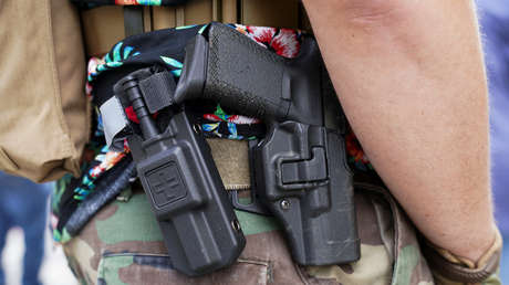 Caos en un centro comercial por un hombre al que se le escapó un tiro tras acomodarse los pantalones (VIDEO)