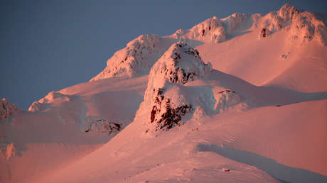 Una mujer logra sobrevivir tras caer en la grieta de un volcán mientras esquiaba