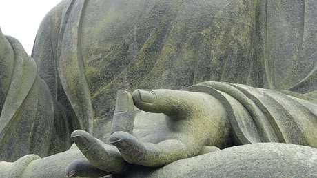 FOTOS: Encuentran una enorme estatua de Buda sin cabeza bajo un edificio residencial en China