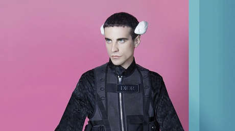 FOTOS: Un joven que se declara 'transespecie' se implanta aletas en el cráneo para conectarse con la naturaleza