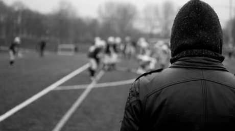 VIDEO: Entrenador de fútbol americano juvenil golpea a un jugador de 9 años en pleno juego