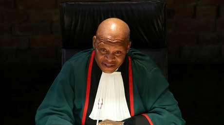 El presidente del Tribunal Supremo de Sudáfrica insiste en vincular con el diablo la vacuna contra el covid-19
