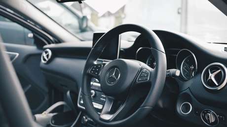 No dejaron ni los dulces: ladrones 'desnudan' con sigilo un Mercedes mientras sus dueños dormían (FOTOS)