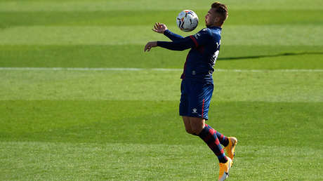 VIDEO: Un futbolista español rompe en llanto al dedicarle un gol a su abuela hospitlizada por covid-19