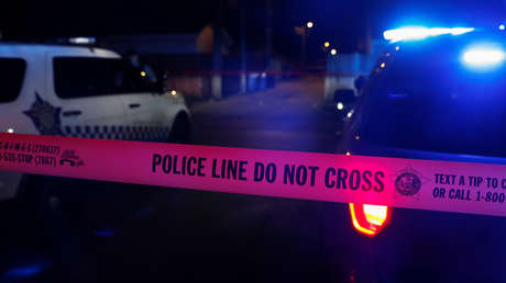 Policía de Chicago irrumpe en una casa equivocada, esposa desnuda a una mujer inocente y la alcaldesa dice que vio el video "en un horror absoluto"