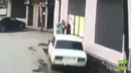 VIDEO: Momento en que tres niños se salvan por los pelos de ser atropellados