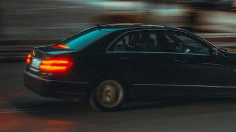 VIDEO: Adolescente salva en el último momento a su hermana pequeña de ser atropellada