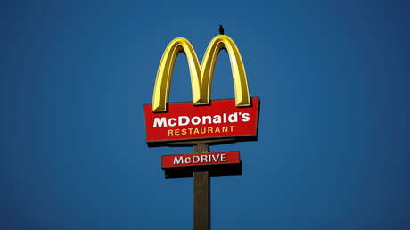 Ve cómo un cliente enojado lanza una bebida a una empleada embarazada de McDonald's y la sorprende con un gesto de generosidad