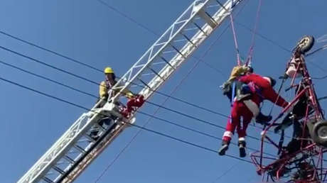 Un Santa Claus se enreda en el tendido eléctrico de una pequeña ciudad en California (VIDEO)