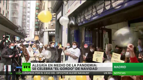 España celebra el premio 'Gordo' de la lotería de Navidad, en medio de la pandemia