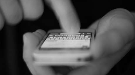 Detienen a un hombre acusado de acoso cibernético por amenazar a una mujer desde más de 100 cuentas diferentes