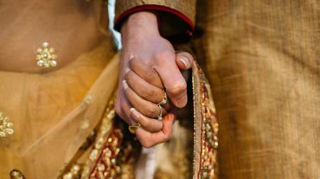 Un diputado indio le pide el divorcio a su esposa en una rueda de prensa "dramática" por cambiarse de partido