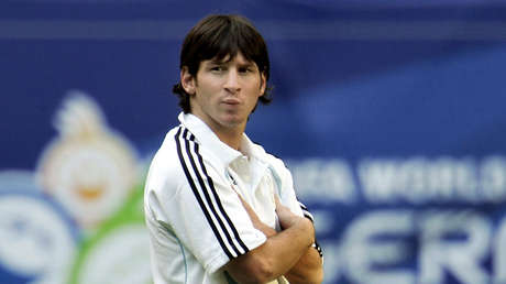 VIDEO: La incómoda entrevista a un joven Messi en la que sufre abusos y toqueteos se hace viral en la Red