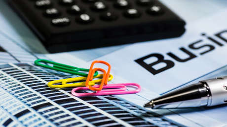 Un hombre logra canjear un clip por un terreno y espera terminar recibiendo una casa