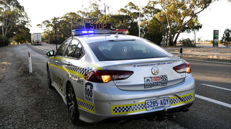 Un hombre desnudo y con un casco de moto se 'arresta' a sí mismo tras una persecución policial (VIDEO)