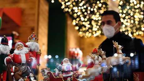 Decora el escaparate de su tienda con un sencillo juguete navideño y desata un grave incendio